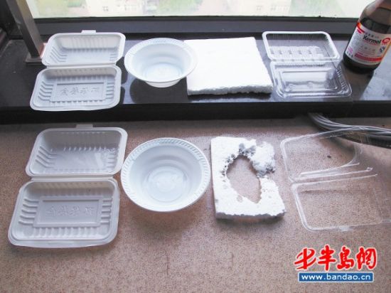 　　通过实验发现，倒入乙酸乙酯后，PP一次性塑料饭盒、无标识一次性塑料碗 、发泡塑料板、PS一次性塑料透明饭盒(从左至右)分别出现了底部变软变薄、物理扭曲 、被烧穿、底部溶化现象。