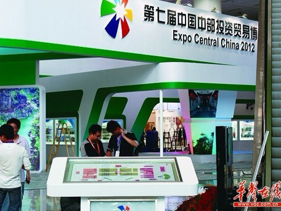 5月16日，湖南国际会展中心，厂商代表正在布展。实习生 骆毅 记者 李丹 摄