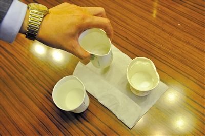 2 1号纸杯倒水半小时后，变形、变软。