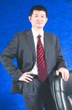 　　李海鹏，毕业于美国Emory大学Goizueta商学院，获工商管理硕士学位，特许金融分析师(CFA)，曾任职于美国AXA Financial，从事固定收益产品投资分析工作，担任投资部高级分析师。2002年加入南方基金，历任债券研究员、社保基金经理、年金投资经理、专户投资经理，现任固定收益部总监兼投资决策委员会委员。