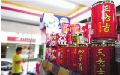 　　5月21日，长沙芙蓉路某超市，货架上仍摆放着一面印着加多宝、一面印着王老吉字样的红色罐装凉茶。■记者 武席同 摄