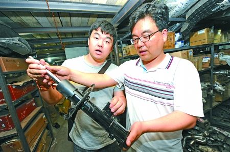 　昨日，老顶坡汽配城，某汽车生产商的工作人员正逐一鉴定库房中的汽车配件。 首席记者 钟志兵 摄