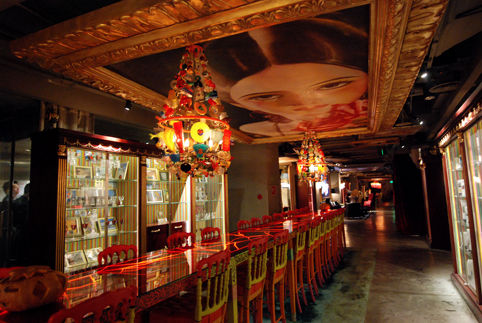 　　资料图片：兰会所。兰会所创立于2006年10月26日，以俏江南董事长张兰的名字命名，目前有两家门店，其中北京店位于北京核心商圈的长安街双子座大厦，营业面积近6000平米，总投资3亿元人民币。