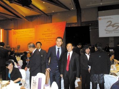 　2011年1月18日，新加坡，马驰(中)参加新加坡宗乡会馆联合总会25周年庆典暨筹款晚会。