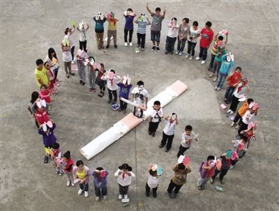 　　昨日，江苏镇江，大学生走进小学，开展“大学生小朋友，无烟宣传手拉手”主题活动，迎接5月31日“世界无烟日”