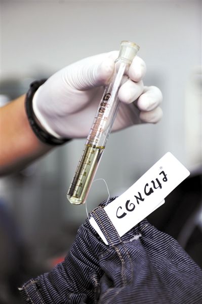 图3：服装布料的萃取液进行显色实验后呈淡黄色。