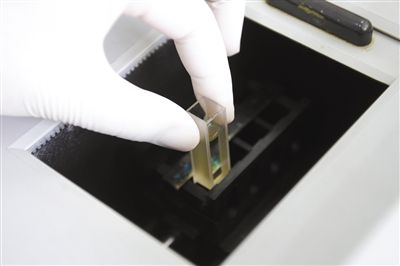 　图4：检测人员通过专门仪器检测浓缩过的萃取液。