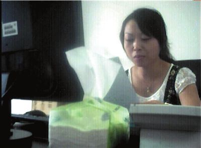 “蒋姐”手持资料对新职员进行培训。本报记者王奕摄 