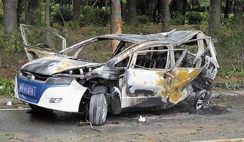 事故中的比亚迪电动车烧剩架子