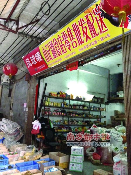 昨日，嫌疑人万某的店仍在营业，不过已无咸蛋出售。