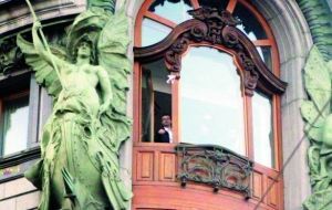 ▲27日，内有5000卢布的纸飞机从俄罗斯社交网站Vkontakte圣彼得堡的办公室扔出，随后网站创始人杜罗夫在窗户旁看着路人争抢。