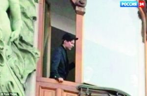 杜罗夫在窗户旁看着路人争抢。