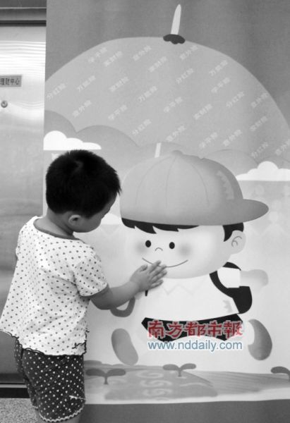 小孩容易出现疾病风险，而目前小孩治病的花费也很高，家长首先应该为其准备好健康保险和重大疾病保险。在此基础上再考虑购买分红险和教育保障计划。IC供图