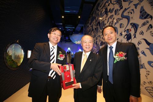 徐沪滨秘书长与韩国丽水世博会组委会委员长姜东锡交换礼物(图片来源：贸促会)