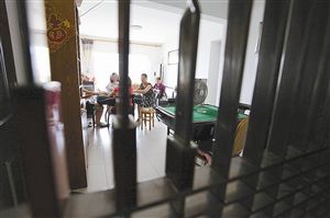 房内摆几张麻将桌，在桃源村不鲜见。