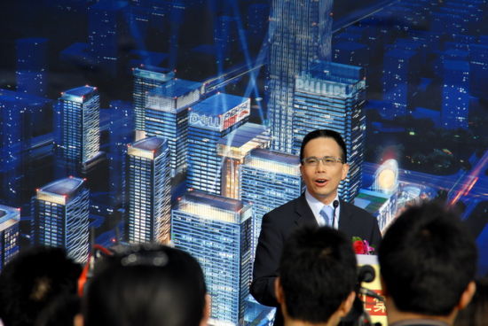 作为长子，李泽钜从小就听从父亲的安排，并一直追随父亲