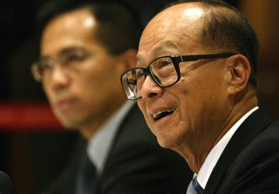 2009年3月26日，香港，李嘉诚(右)与长子李泽钜在长江实业08年业绩公布会