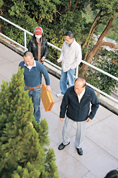 今年1 月，李嘉诚与儿子李泽楷、李泽钜及长孙女到坟场拜祭亡妻