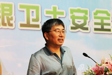 图为中信银行总行公司理财部副总经理张连泽致辞  杜琰摄