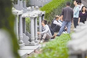 墓地的支出是其中最大一项。