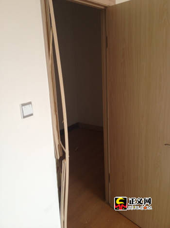 　　由于股东间的股权、借贷纠纷，永瑞公司的正常办公收到极大干扰，图为永瑞公司被损坏的办公室大门。吴平 摄