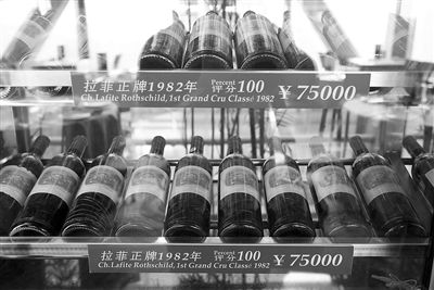 2010年11月，广州某高端会所酒窖内的1982年拉菲红酒标价75000元。 图/CFP