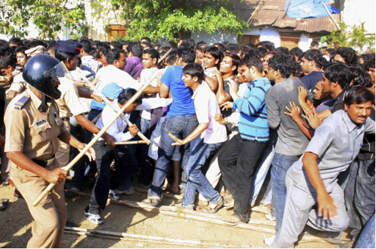 印度争相购买板球球赛门票的人群。（图片来源：路透社）