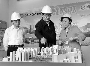 胡锦涛在公共房屋建设现场关切地了解香港房屋政策和启德公共房屋建设情况。 新华社发