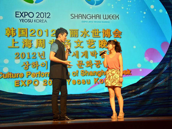 　　青年歌手马海生现场邀请了韩国国民大学中文系的学生金韩娜上台，一起对唱了韩文歌曲《美丽的神话》