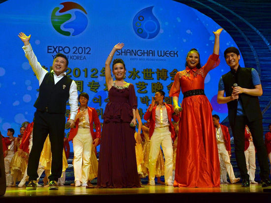 演员们合唱上海世博会主题歌曲《致世博》