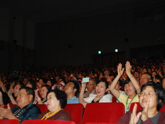 观众们向演员致以热烈的掌声
