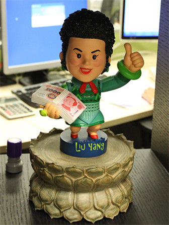 　　刘央被英国《泰晤士报》评为中国10大家喻户晓明星人物。照片上的刘央身穿兵马俑的服装，照片被香港《苹果日报》画成漫画，这个小雕塑就是以该漫画为原型，雕塑的名字叫“Queen of Money