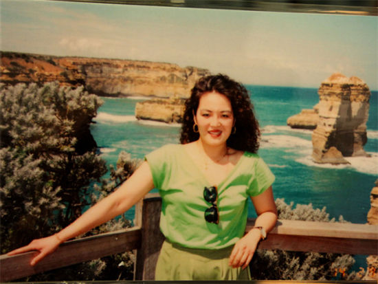 93年刘央被中信派往澳洲管理封闭式基金，她在那里认识了现在的老公，之后的19年一直保留着长卷发的造型。