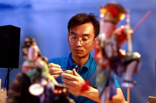 吴闻鑫展示“大吴泥塑”工艺