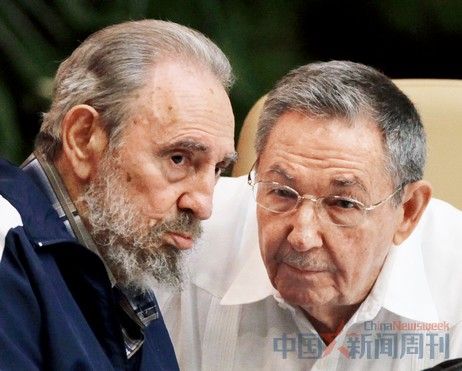 菲德尔·卡斯特罗(左)与劳尔·卡斯特罗