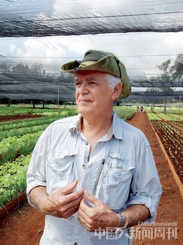 农业合作社社长拉培在自家的农庄里。摄影/陈君