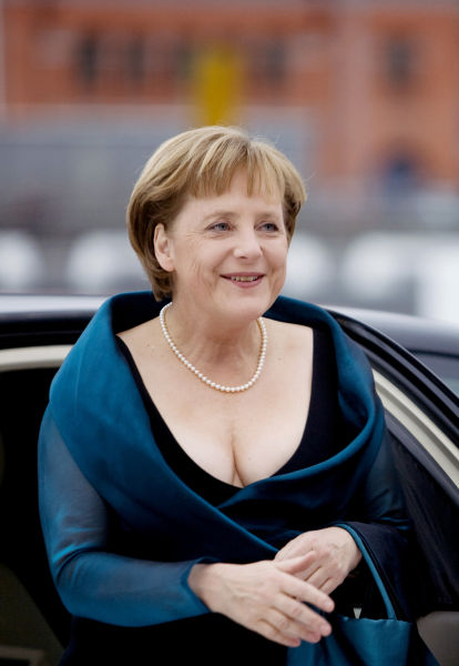 默克尔2008年超低胸V字礼服出席挪威奥斯陆国家歌剧院揭幕典礼。图片来源：路透社