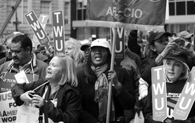   4月23日，纽约，美国航空公司雇员抗议公司破产计划，因为这会严重影响他们的养老金。