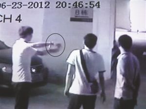 6月23日，办案民警带李某冬返回车库指认现场。 (翻拍自视频)