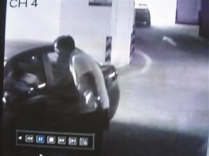 监控拍下李某冬划花车辆经过。(翻拍自视频)