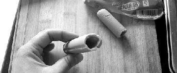 消费者买到的双汇空心火腿肠