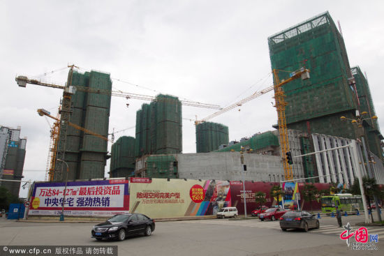 2012年7月7日，四川省绵阳市，在建的万达广场。 摄影 刘行喆 图片来源：cfp