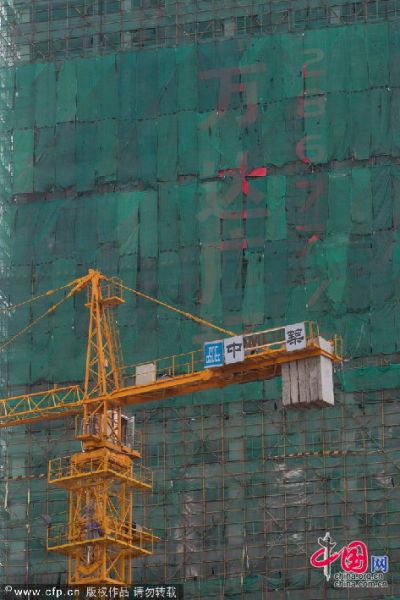 2012年7月7日，四川省绵阳市，在建的万达广场。  摄影 刘行喆 图片来源：cfp