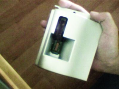 复制器中的芯片装入插卡口，用来偷卡号