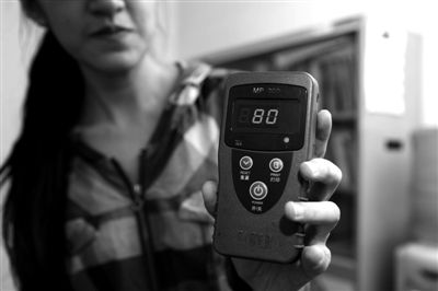 实验4，一志愿者吃下两块蛋黄派后测试酒精浓度，酒精检测仪显示为80。