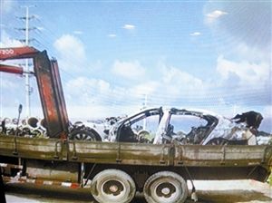 宝马车被烧成骨架。