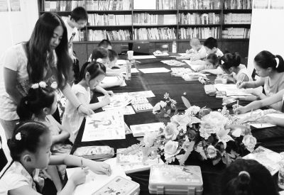 　　除了收费的“1对1”大学生保姆，也有不少大学生志愿者“1对N”免费助教。连续4年来，中南财经政法大学的大学生到洪山保利社区为小学生做暑期“1对N”免费辅导。