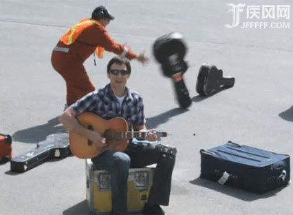 一名加拿大音乐人为了表达对美国联合航空公司弄坏私人物品的不满，创作了歌曲《联航损坏了吉他》。