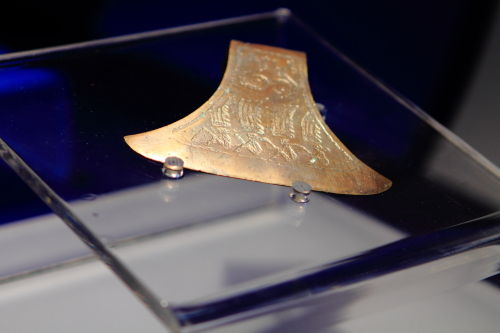 “羽人竞渡”战国铜钺