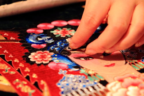 金银彩绣现场制作